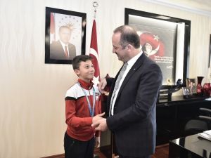 Türkiye 2’incisi Efe’den Mamak Belediye Başkanı Akgül’e ziyaret