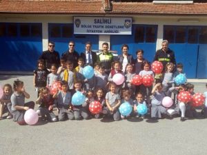 İlkokul öğrencilerinden polislere pastalı kutlama