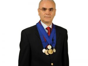 Doç. Dr. Ahmet Yıldızhan, vidalı ve vidasız dar kanal ameliyatlarını kıyasladı