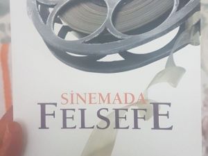 “Sinemada Felsefe” raflarda