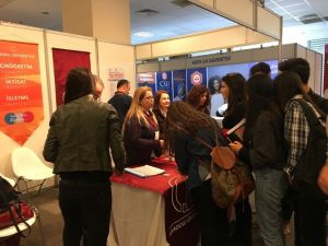 Anadolu Üniversitesi standına öğrenci akını