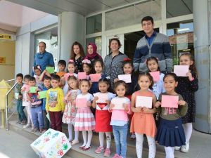 Minik öğrenciler ’hiç ölmeyin’ yazdıkları mektupları Mehmetçik’e gönderdi