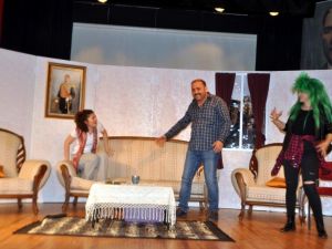 Okulda öğretmen, sahnede sanatçı