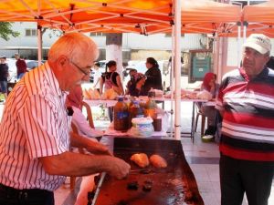 Emekli olduğu okulun kermesine köfte yaparak destek verdi