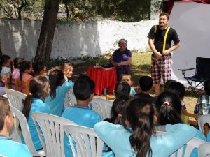 Miniklere tiyatrolu teknoloji uyarısı