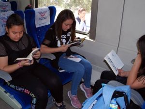 Trenle yolculuk yapıp, kitap okudular