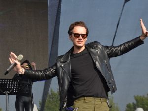 Edis çocukların izdihamına uğradı