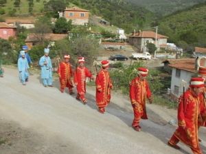 Köyde mehteranlı düğün