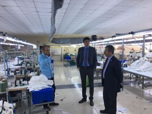 Kaymakam Temurci ve Başkan Erdoğan tekstil fabrikasını ziyaret etti
