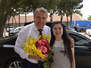 Omuriliği kırılan genç kız artık yürüyor