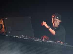 İsveçli ünlü DJ Avicii hayatını kaybetti