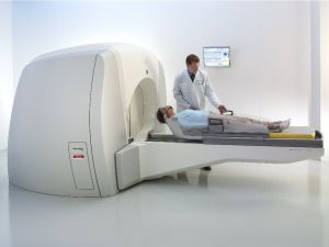 Yard.Doç.Dr Yahya Efe Güner; "Şu ana kadar gamaknife’ın kullanıldığı en geniş nöroonkolojik grup olan metastazlarda kafa içi metastaz sayısı 6’yı; her birinin boyutu da 4 cm’yi geçmemek kaydıyla gama knife başarılı bir 