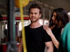 Aras Bulut İynemli’ye, İtalya güzeli eşlik etti