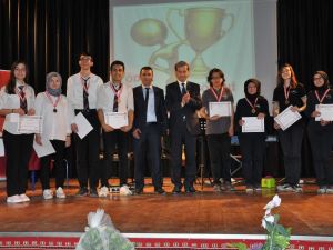 Liselilerin münazara yarışı