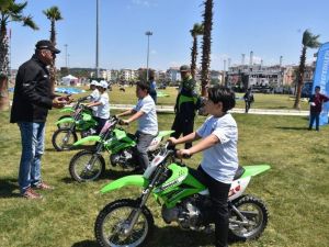 Aliağa’da çocukların motosiklet heyecanı