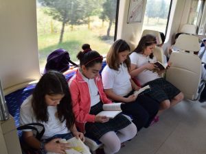 Öğrenciler İZBAN’da kitap okudu