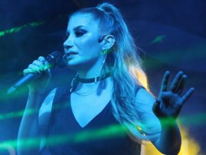 İrem Derici Bodrumluları esprileri ile kahkahaya boğdu