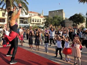 Çeşme’de Dünya Dans Günü’ne zumbalı kutlama