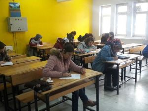 Kula’da veliler sınavda ter döktü