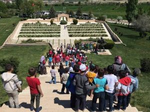 Afyonkarahisar Gebeceler İlkokulu öğrencileri, Dumlupınar Şehitliği’nde