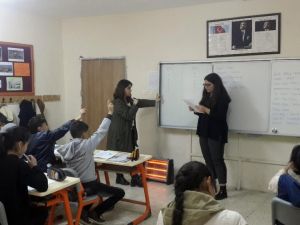 Gönüllü öğrencilerden köy okulunda İngilizce eğitimi