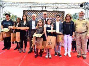 Ödüllü çocuklara renkli tören