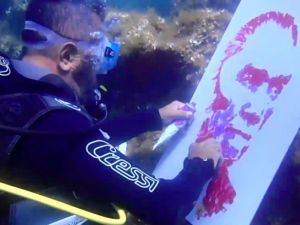 Denizin altında Atatürk resmi çizdi