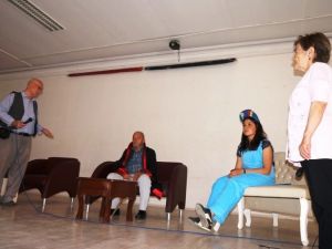 Huzurevinde kalan yaşlılar öğrencilerin skecinde rol aldı