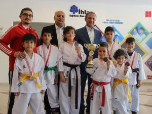 İhlas Koleji karatede madalyaları topladı