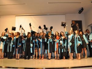 Yeni sağlıkçılar mezuniyetlerini kep fırlatarak kutladı