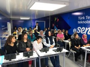 Türk Telekom ’Gezici Eğitim Tırı’ İzmir’e geldi