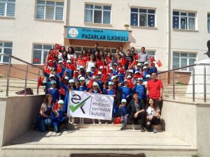 Anadolu Üniversitesi öğrencilerinden Pazarlar İlkokulu’na yardım eli