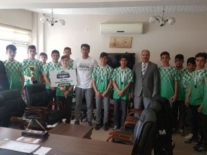 Kaymakam Güven, Manisa’nın ilk ödüllü çim hokey takımını ağırladı