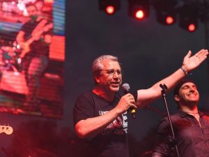 Prof. Dr. Budak rock konserinde sahne aldı