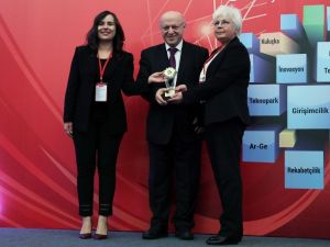 İzmir bilim dünyasına ödül