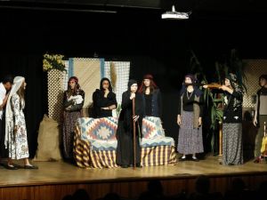 Genç tiyatrocular sahnede devleşti