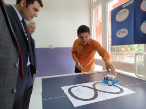 Domaniç’te TÜBİTAK 4006 Bilim Fuarı sergisi