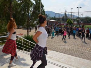 Öğretmen ve öğrencilerden “Zumba”