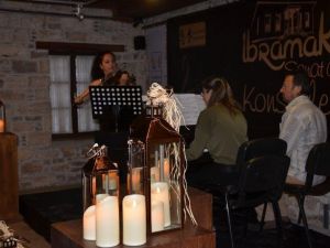 Kuşadası’nda piyano ve keman dinletisi