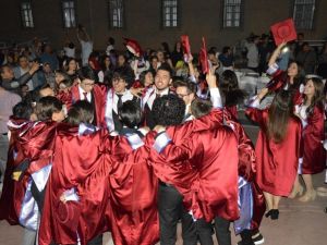 Şehzadeler Gediz Anadolu Lisesinden gururla mezun oldular