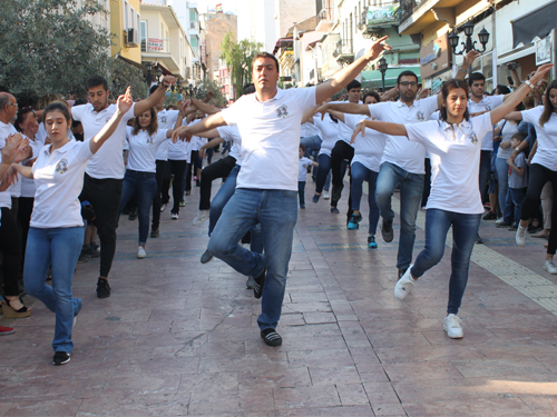 Sokakta folklor ziyafeti