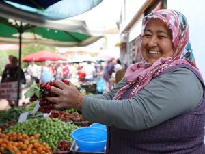 Binlerce İzmirli Belenbaşı Kiraz Festivali’nde coştu