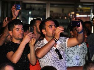 Güzelleri gören meydana koştu