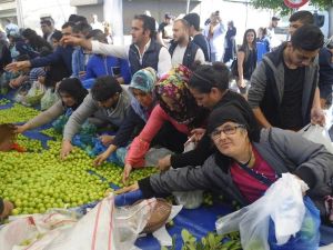 Ramazan ayı öncesi sebze ve meyveyi bedava dağıttı