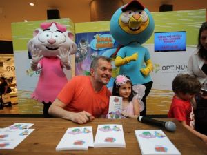 Ünlü Karikatürist Yaşaroğlu minik hayranlarıyla