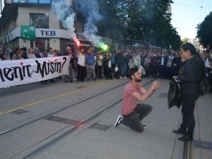 Aşk yolları kapattı