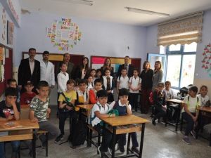 Gazi Üniversitesi Vakfı Özel İlkokulu öğrencilerinden ’dilek ağacı’