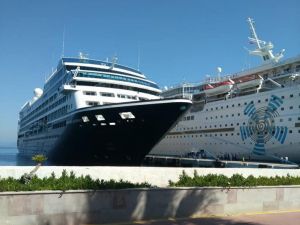 Dünya turuna çıkan Amerikalı ve İngiliz turistler Kuşadası’na geldi