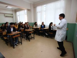 Bayraklı’da başarılı öğrencilere burs desteği