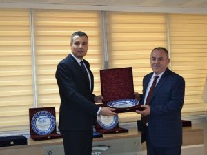 Sarıgöllü iş adamına plaket